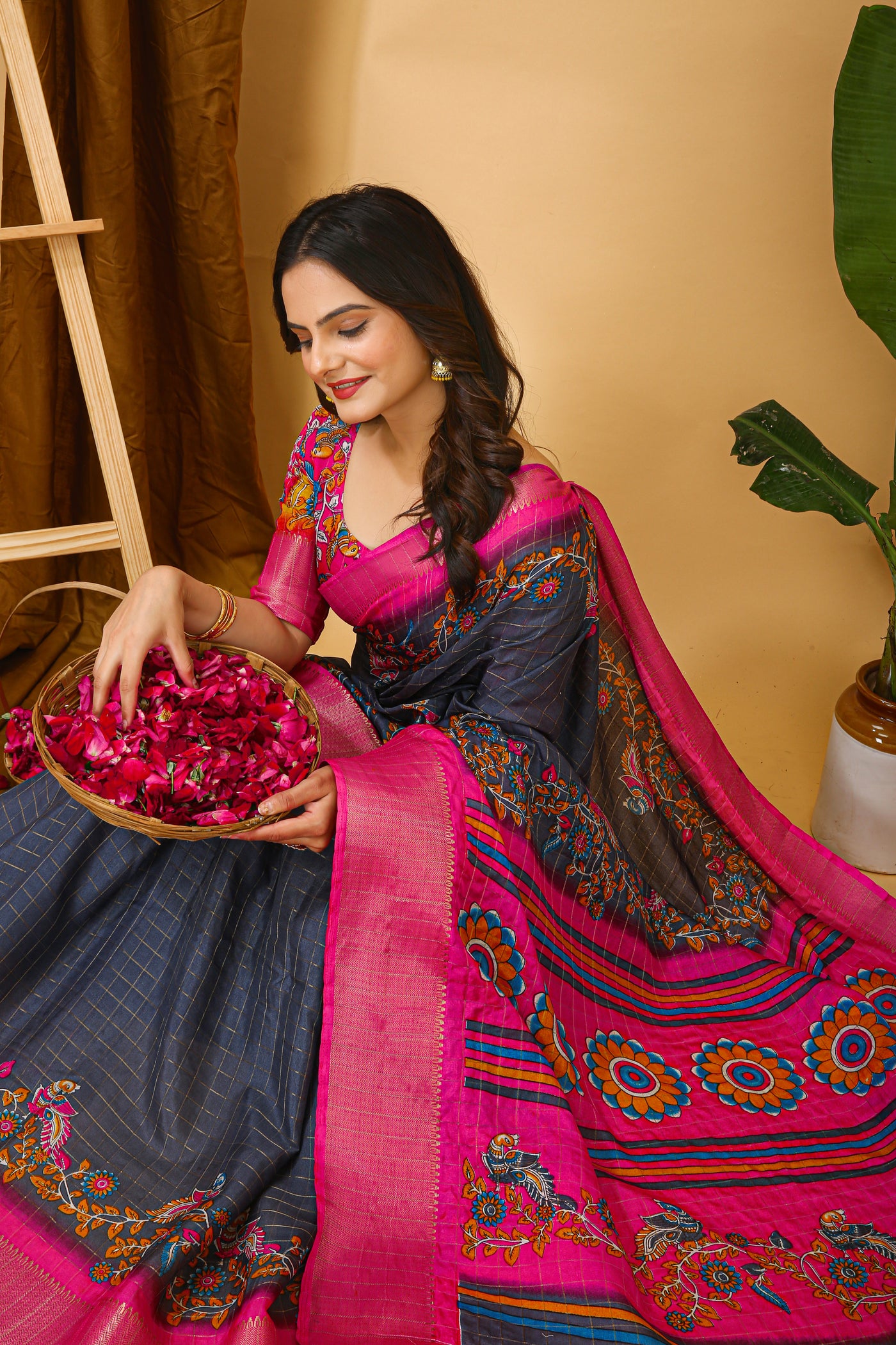 Enchanting Grey Kalamkari Print Saree With Jacquard Border & Contrast Blouse