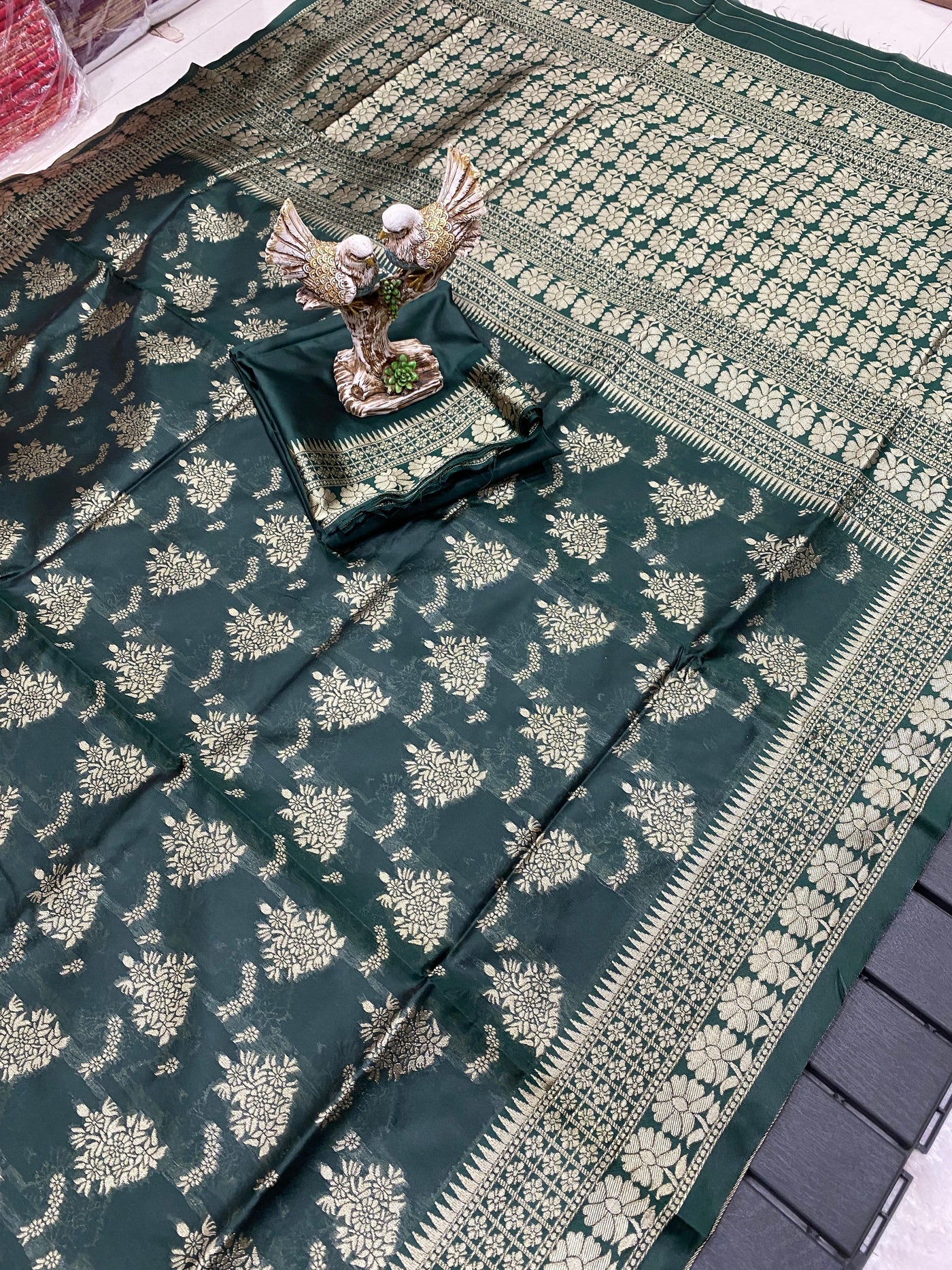 Beautiful Soft Lichi Silk Saree With Jacquard Work With Heavy Brocade Blouse