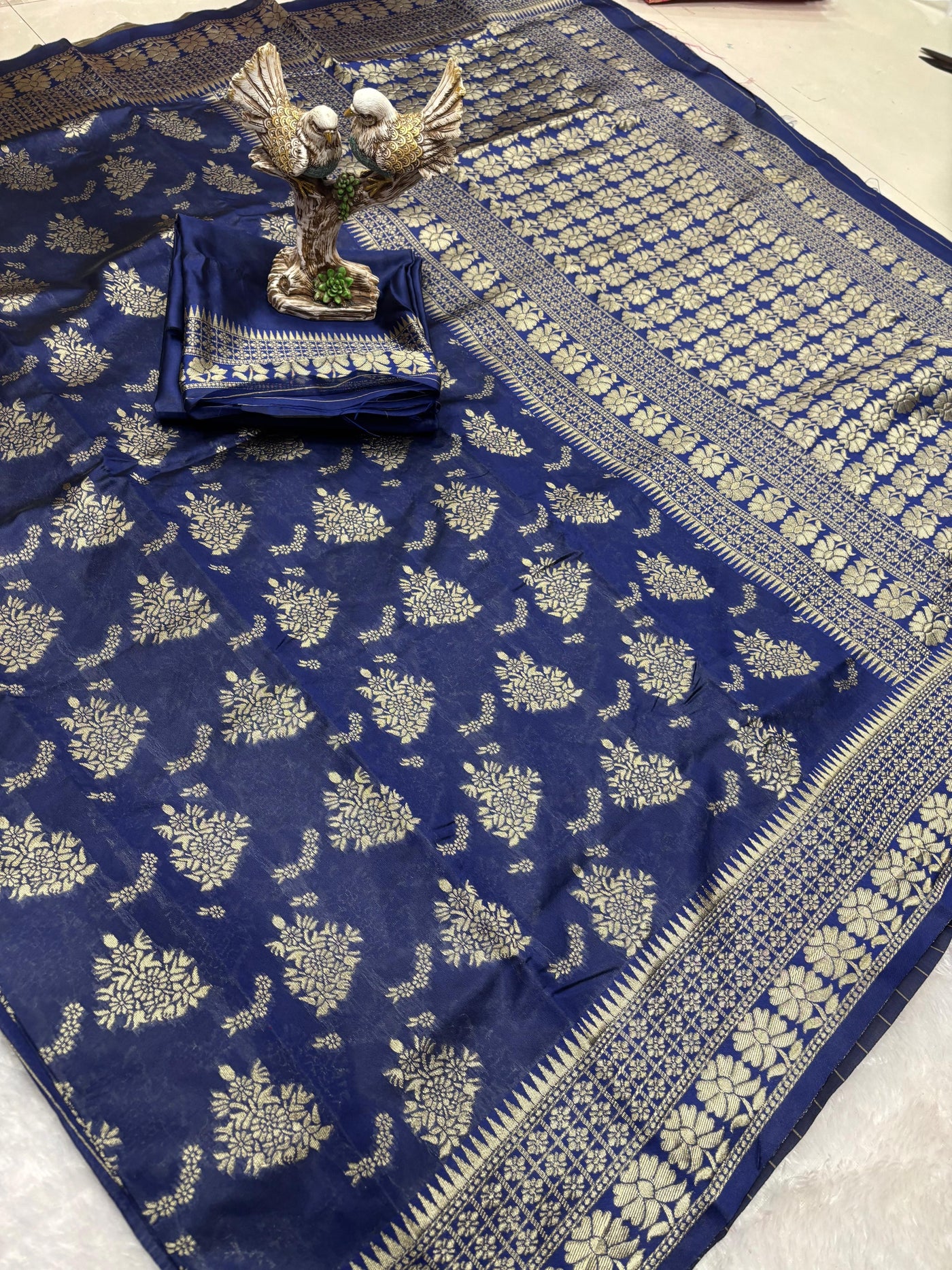 Beautiful Soft Lichi Silk Saree With Jacquard Work With Heavy Brocade Blouse